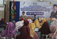 Niat dan Giat Mahasiswa Tribakti Ikuti Workshop Penulisan Proposal Skripsi dengan Sangat Gigih